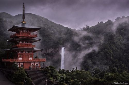 sixpenceee:  Pictures of Japan during the rainy season look like they are straight out of a painting. This is where I got it from. 