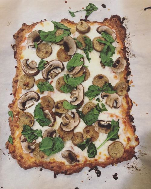 Hey, hey, it’s pizza night. Low carb, vegetarian style! #cooking #dinner #lowcarb #meatfree #pizza #