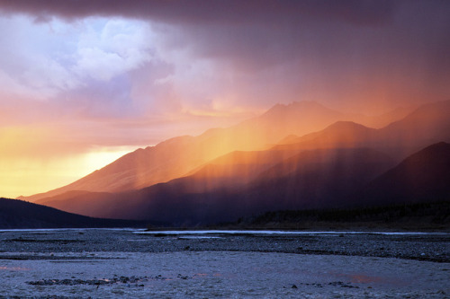 vurtual: Sunset on the Toklat River (by Daniel Leifheit)