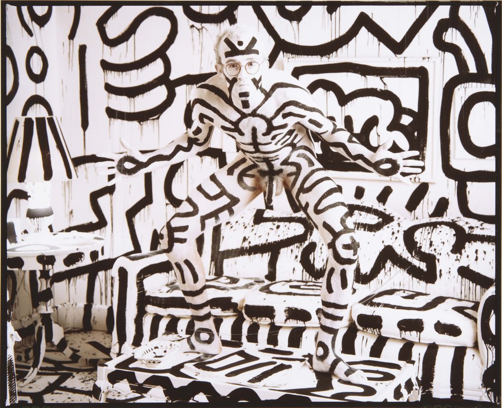 ohthentic:  amazing-menreturn:  grupaok: Annie Leibovitz, Keith Haring, 1986 Amazing-MenReturn