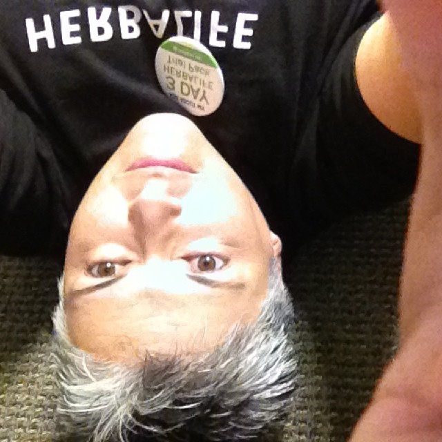 Afternoon stretch at #shapeupvegas #proteinsnack #healthyactivelifestyle #herbalife #herbalife24 #3daytrial