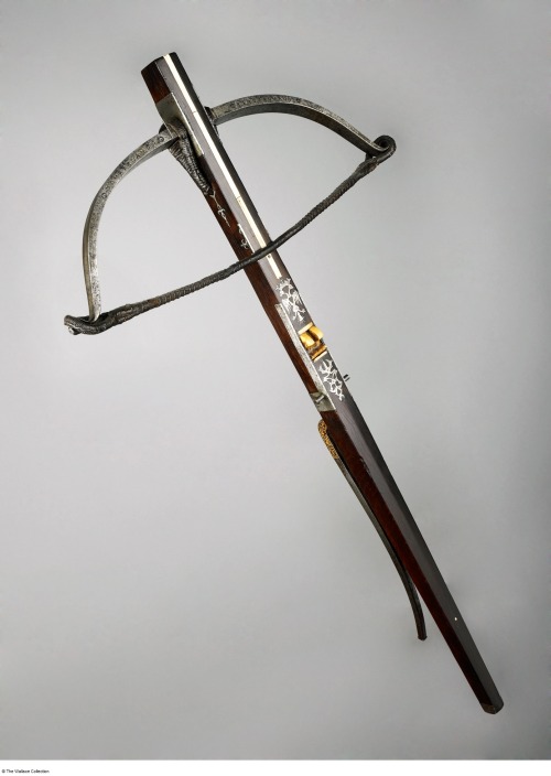 armthearmour:A beautiful Crossbow attributed to Juan de Encinas,OaL: 34.3 in/87 cmSpanish, ca. 1550,