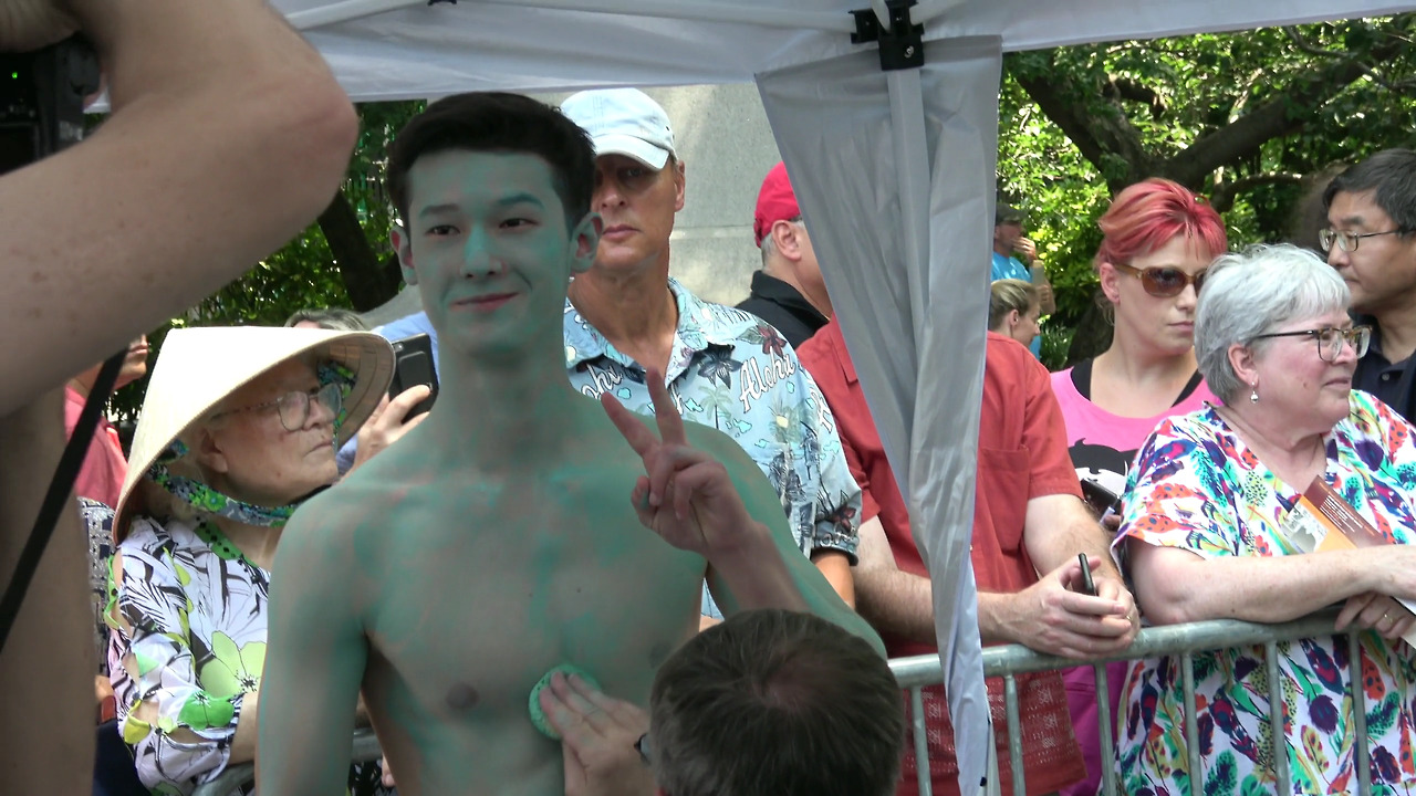 tristan1069:  agffkskeh:한국인인지 모르겠네. . Cute Korean body painting