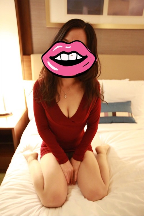 호텔 방에서 즐거움을 찾는 방법은 다양하고…. 섹시한 옷차림에 사진을 찍으며 조금씩 벗어가며 플레이를 시작…