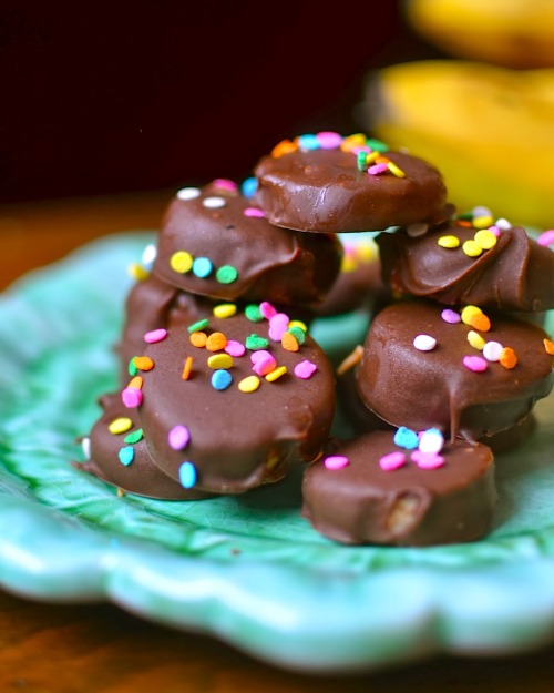 sweetoothgirl: Frozen Chocolate Covered Banana Bites 