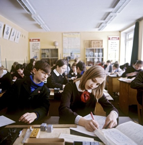 sovtime:Урок физики (лабораторная). Москва, 1975 год.russiamagazine:Physics lesson, Moscow, 1975