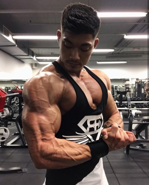 dafyddbach:  Nicolas Iong for 7700 followers  For more muscle hunkery follow @dafyddbach