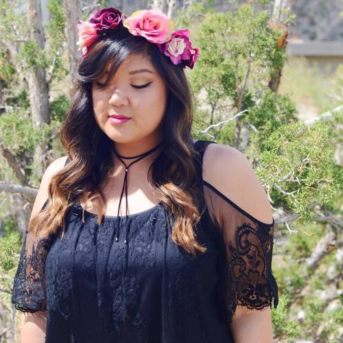 The sleeve and lace detail on this @torridfashion dress though! Love!!! Also, this @forever21 choker