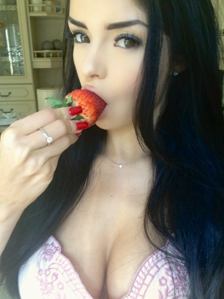 exoticabitch:  Big brown eyes 