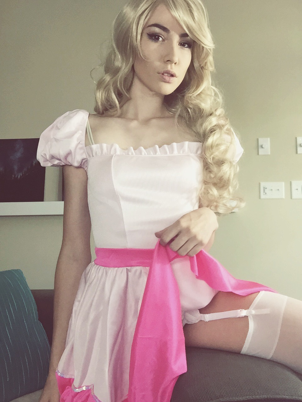 bionic-angel:  Princess peach cosplay on cam today 😜