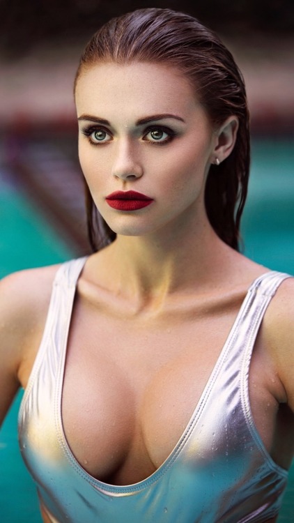 celebpicss:Holland Roden  Ohhhhh myyyyy 😍