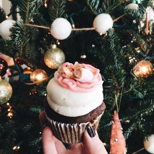 Gingerbread Cupcake with Fire Roasted Peppermint Marshmallows by parlourvegan