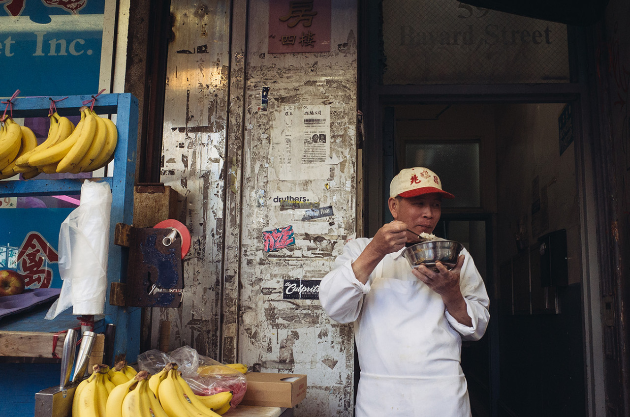 曼哈顿华埠
CHINATOWN
There is nothing quite like China Town.
Loud, noisy, and dirty, China Town represents the real New York.
It is a crush of humanity that is part tourist trap, part strip mall, and part dividing line.
Large crowds, noise, traffic, and...