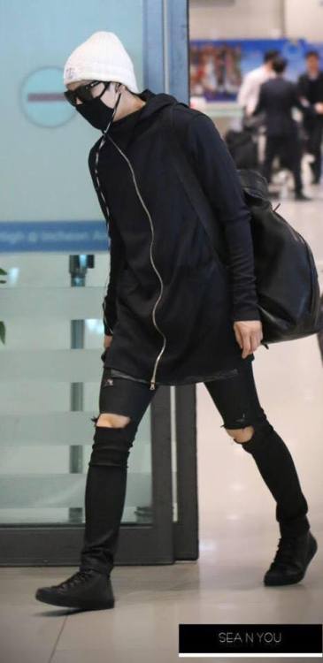 black-quose:airport fashion today…why Leo why ?