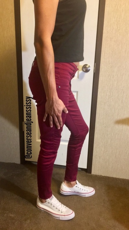 My first post! Do any daddies like my Converse and Jeans? DM me!