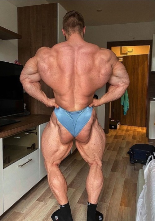 What a huge fucking back. 