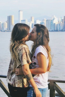 lipstick-lesbian:  ♀♡♀