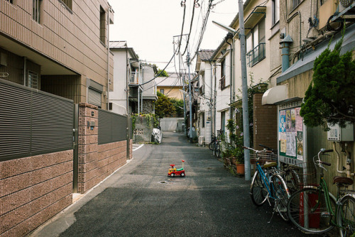 novemberschopin: Yanaka, Tokyo, 2014 by Shin Noguchi on Flickr.