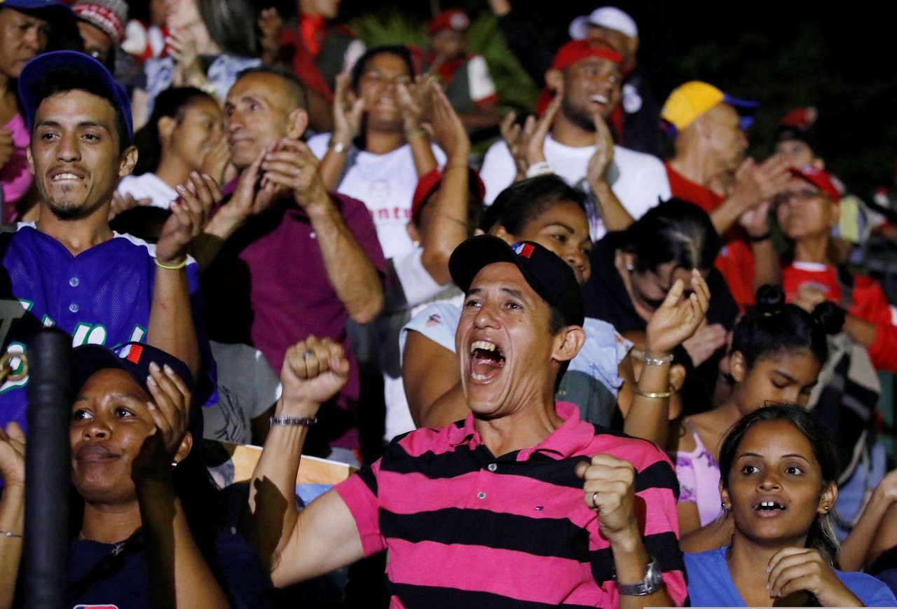 MADURO REELECTO. El presidente venezolano, Nicolás Maduro celebra los resultados de las elecciones en Caracas. El jefe de Estado, fue reelegido en su cargo. (EFE/AFP)
MIRÁ TODA LA FOTOGALERÍA—–>