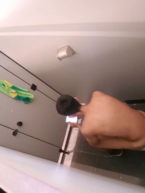 armystickystories:Commando in the toilet… If he’s taking a dump, why need to