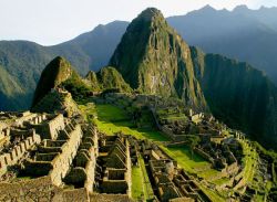 lebullshitdivider:  striperello:  Machu Picchu (del quechua sureño machu pikchu, “Montaña Vieja”) es el nombre contemporáneo que se da a una llaqta (antiguo poblado andino) incaica construida a mediados del siglo XV en el promontorio
