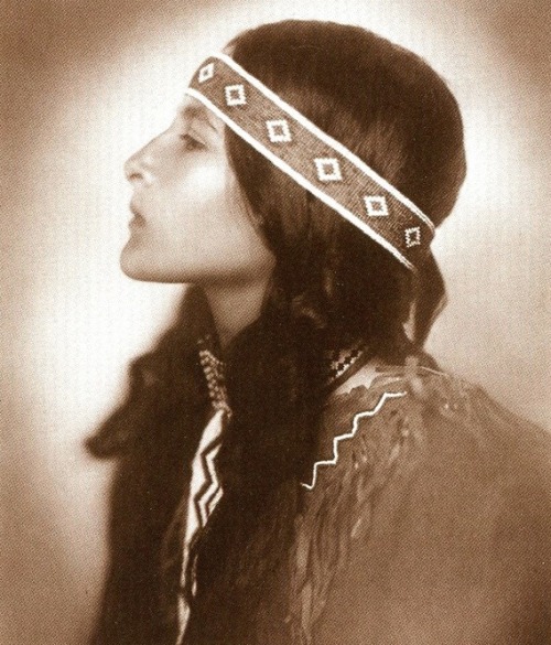girlhitscar:Rare, Old Photos of Native American Women and Children…(X)