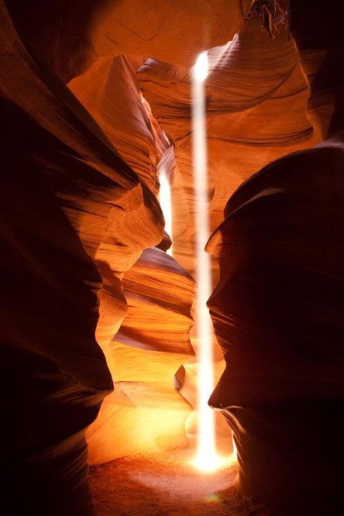 This amazing picture was taken in Upper Antelope Canyon, in northern Arizona, near Page, Arizona on 