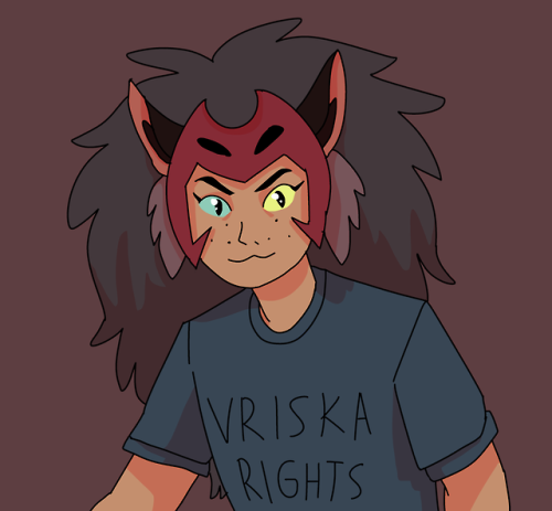 quakgrass:[image desc: a drawing of catra from the elbows up wearing a blue t-shirt that says VRISKA