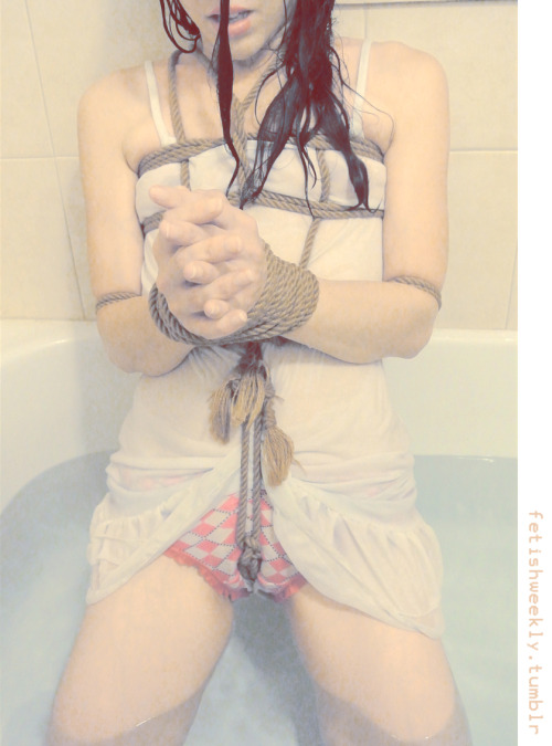 Original tie & water play ♪ Model: Hazel Maybrook