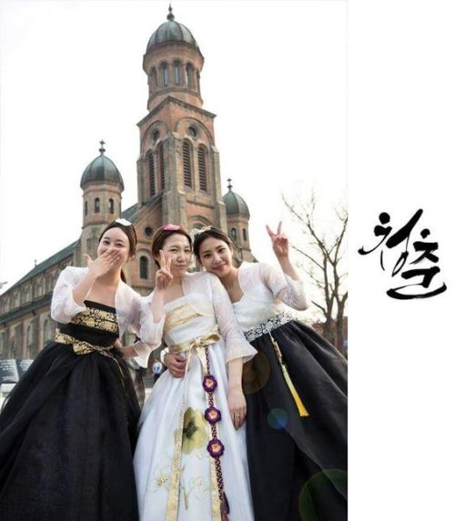 Traditional Korean clothing, or hanbok (click to enlarge)