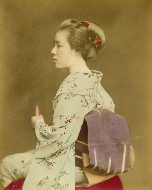 Jeune japonaise, par R. Vol Stillfried, c.1880. Tirage d'époque à regarder sur www.photo-memory.eu