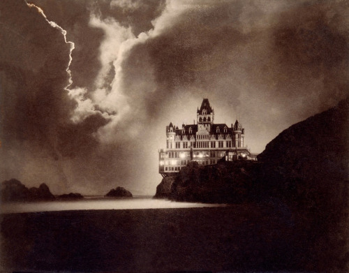 waspandpear:Cliff House, San Francisco, California, USABuilt by Adolph Sutro, 1896; burned 1907Cliff