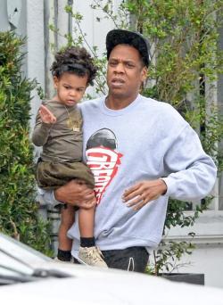 gotmelookingsocrazyrightnow:  Jay Z &amp; Blue Ivy at Joey’s restaurant in Miami   Awwwww