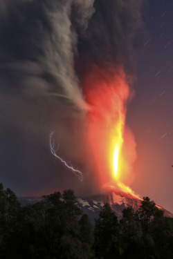 earthporn-org:  Fire and lightning above an erupting volcano in Villarrica, Chile