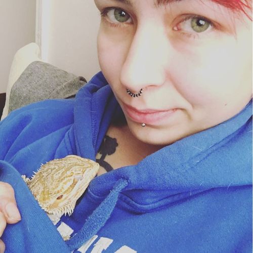 Momma &amp; Meli sweatshirt snugglepalooza. #beardeddragon #lizardsofinstagram