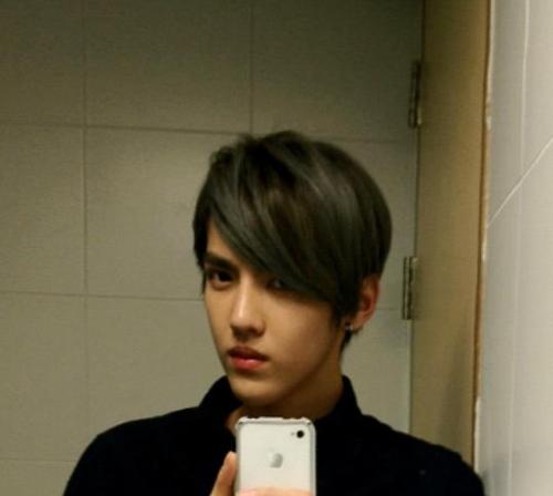 bastianphilly:  He’s gorgeous!  I’m in lust.  Looks like EXO’s Kris…