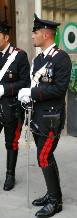 cops-in-boots: Italian mounted carabinieri in tall black boots Hmmm mounted cops…