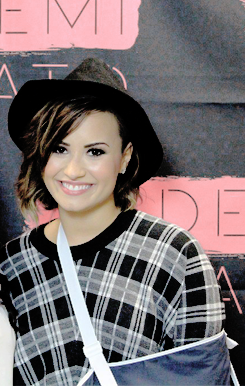 demirockgod:  Demi smile 