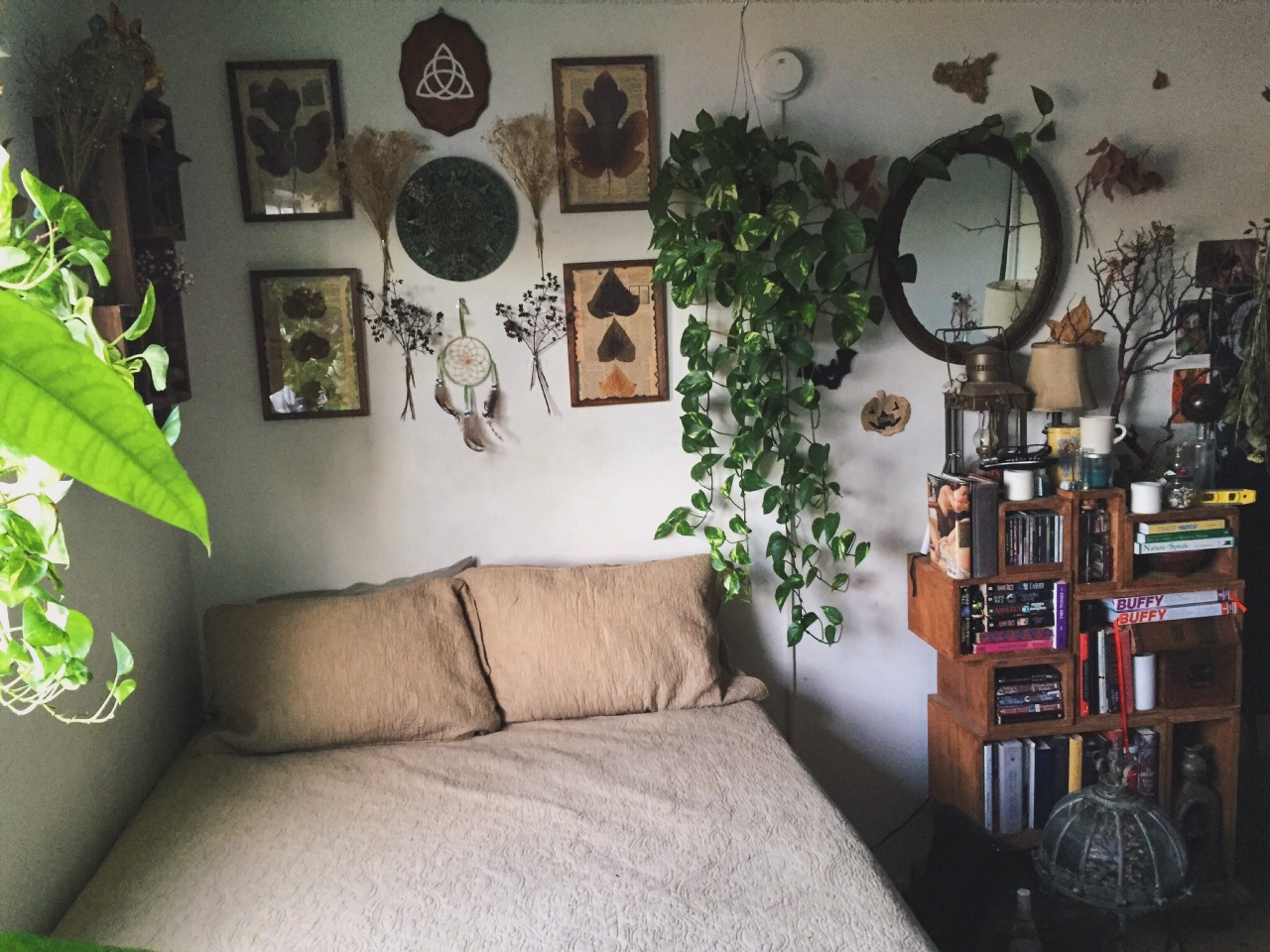 rosemary-by-your-garden-gate:  I can’t help but pull the earth around me, to make