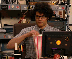 jonobondisdagtar:Check out this gif. tv, popcorn, moss, the it crowd, richard ayoade, eating popcorn, riveted http://ift.tt/2rbg5oU