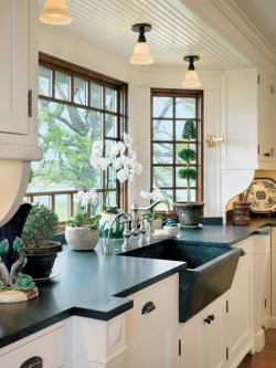 interiorstyledesign:  Kitchen is a nice mix of traditional and modern (via Pinterest) 