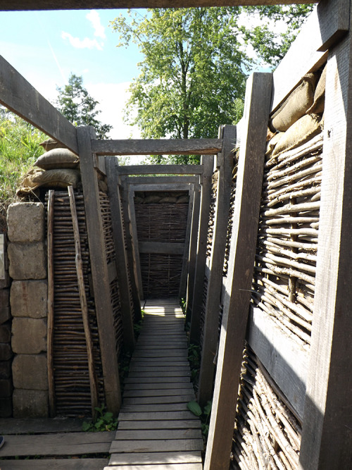 Sex Great War cemeteries and memorials in Flanders“The pictures