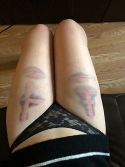 bbykittentoes:@writingdirty very kindly agreed to be mean to my thighs last night 