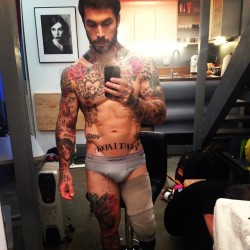 fuckyeahalexminsky:  mminskyy  Definitely like his bulge! WOOF