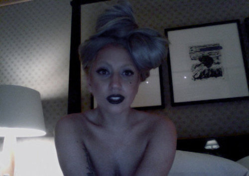 burqapop:  Lady Gaga + Bed Selfies 