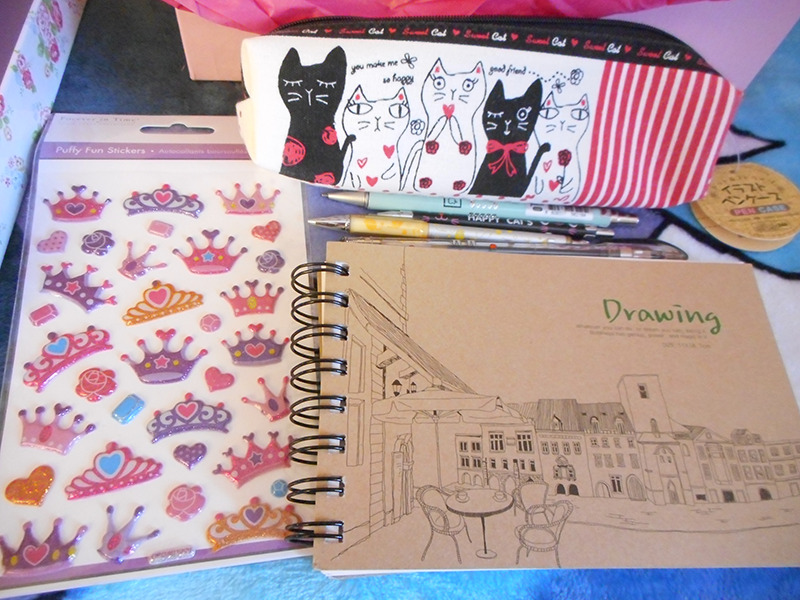 EEEE I GOT GIFTS FROM @synnesai and @dartty today !!! ;o; omg im yeeellllingggg,