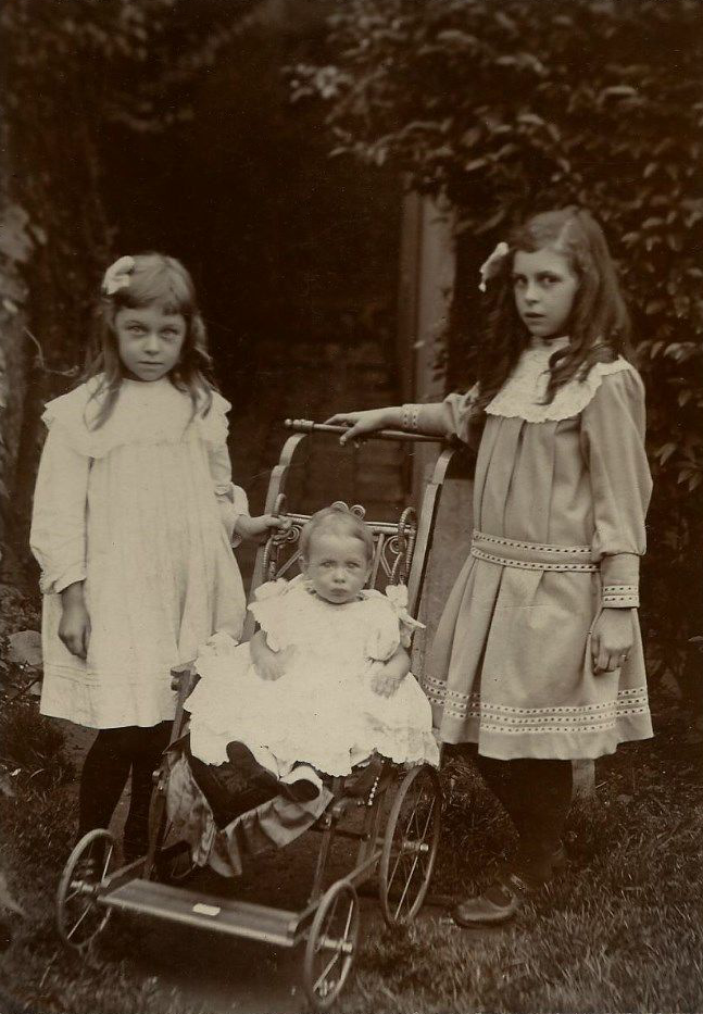 thehystericalsociety: Sisters - c. 1900 - (Via)