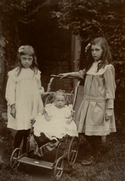 thehystericalsociety: Sisters - c. 1900 -