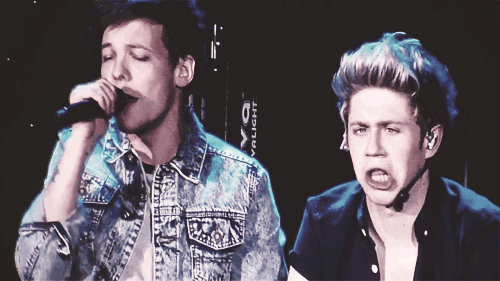  Niall making faces during Louis' solo in Over Again - O2 Arena London [2/1] 