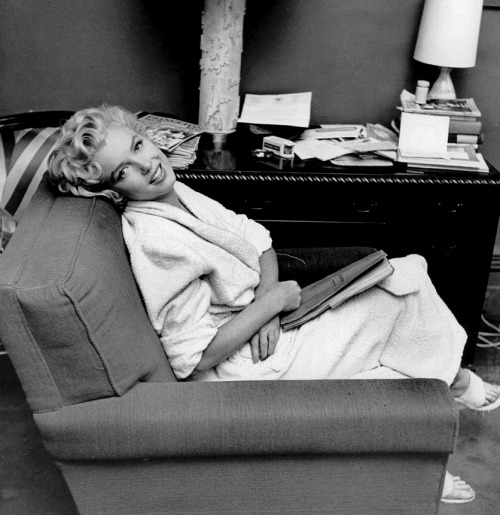 infinitemarilynmonroe:  Marilyn Monroe on the set of The Seven Year Itch, 1954.